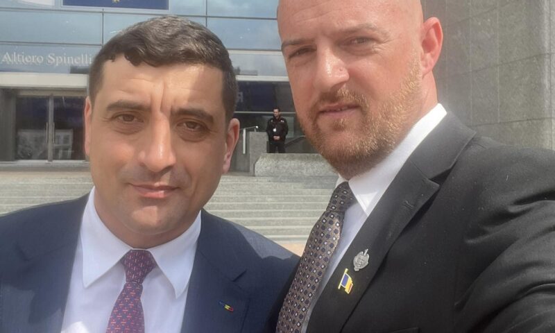 Capră îmbrăcată în sigla PSD, plimbată la protest de un deputat AUR: Au dat foc la țară