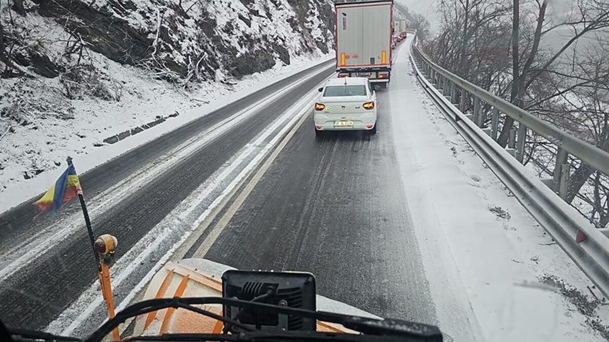 Utilaje de deszăpezire pe autostrăzi și drumurile din România. Traficul, fluent pe carosabilul umed
