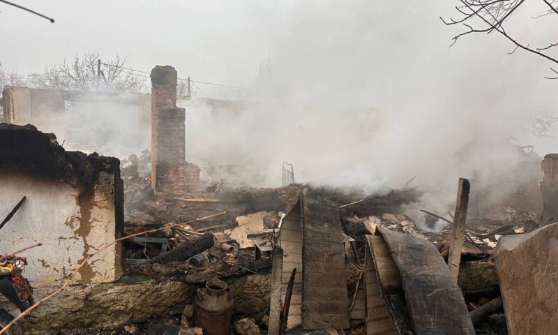 Tragedie la Ulmu, raionul Ungheni. O casă a ars până în temelii, după ce pompierii nu au putut ajunge din cauza ghețușului. Foto