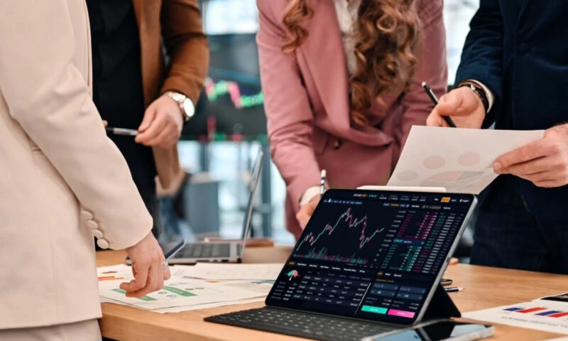 De la cine poți învăța să investești pe bursă. Brokerii au reguli stricte și nu-ți pot da decât informații generale