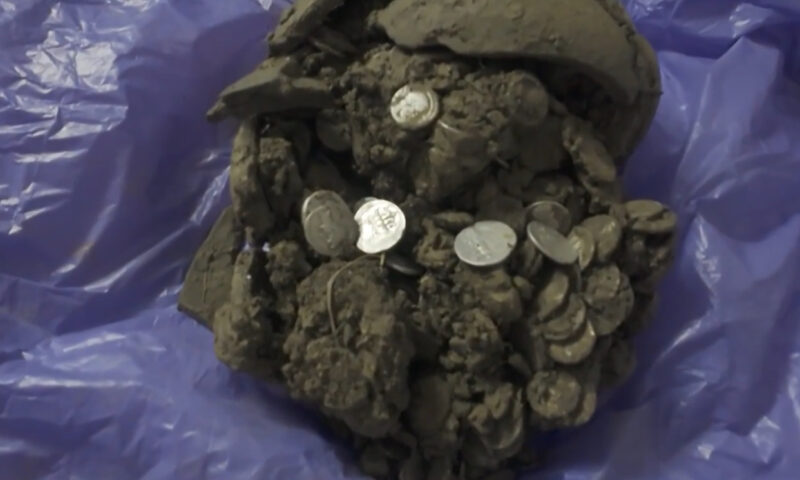 Descoperire arheologică spectaculoasă în Prahova. Un vas cu monede romane, scos la lumină de doi soți