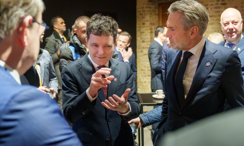 Foaia matricolă și diploma lui Nicușor Dan, cerute în instanță de o fostă judecătoare