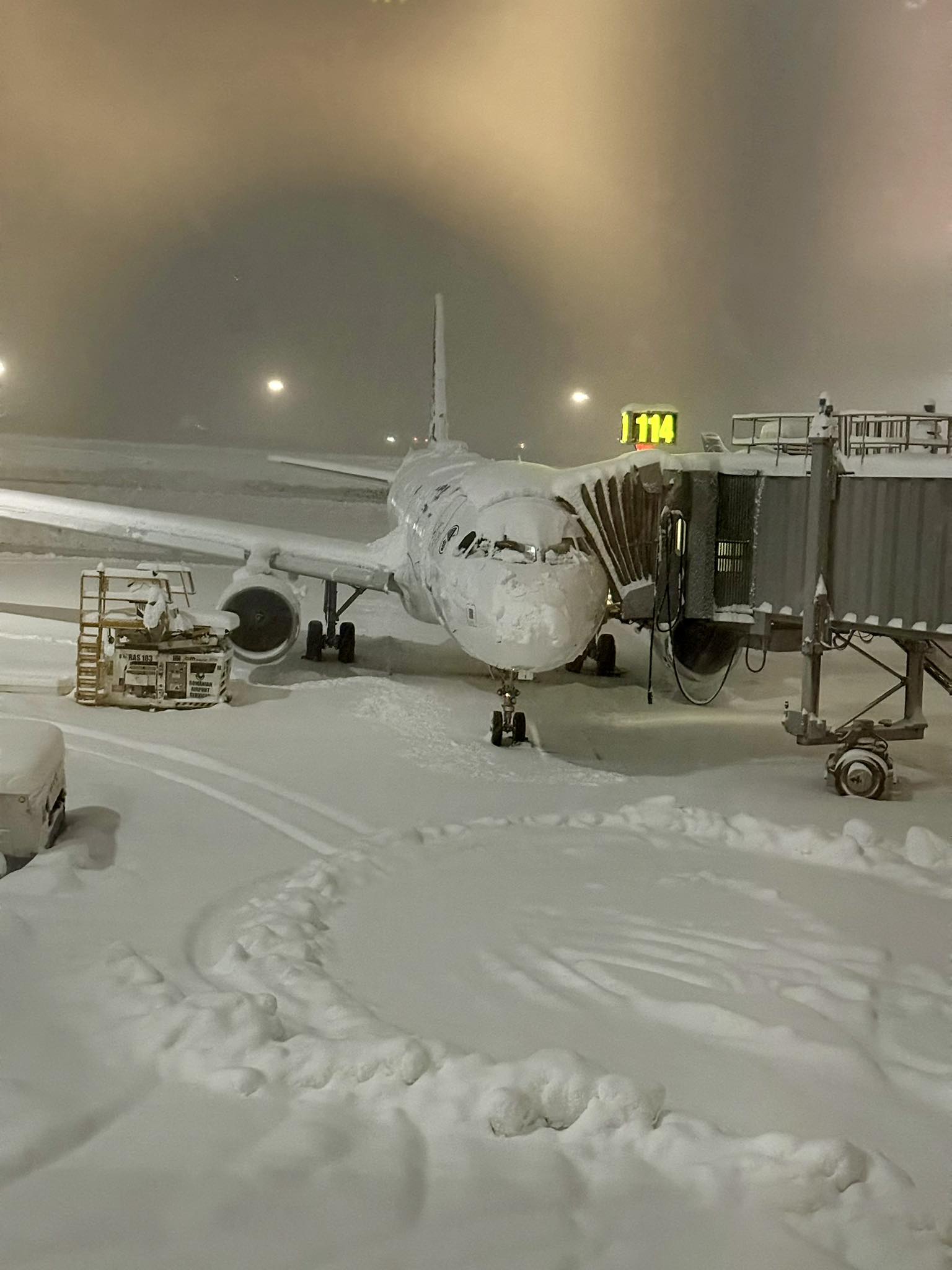Avion blocat de zăpadă la Otopeni