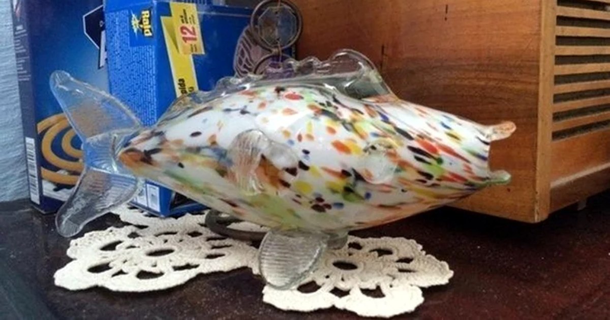 În 2026, un pește de cristal autentic, cu o lungime de peste 40 de centimetri și inserții multicolore, se vinde pe platforme precum OLX sau în consignații de lux cu prețuri ce variază între 850 RON și 2.500 RON