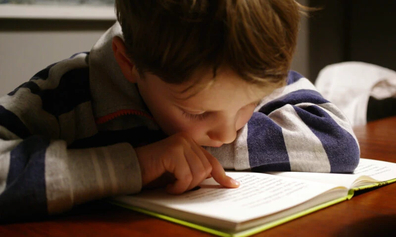 Exclusiv. Analfabetismul funcțional costă România miliarde. Copiii care aud povești devin adulți care înțeleg lumea