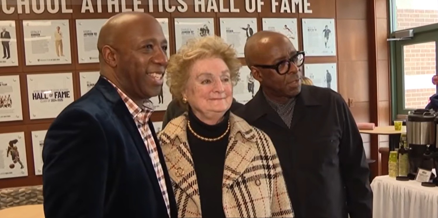 Beverly Hannett-Price, alături de elevi