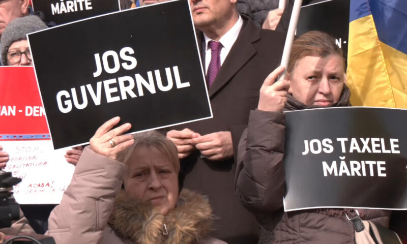 George Simion și-a scos susținătorii în stradă. Protestatarii cer reducerea taxelor și impozitelor locale: Să plece hoţii/ Să vină patrioţii