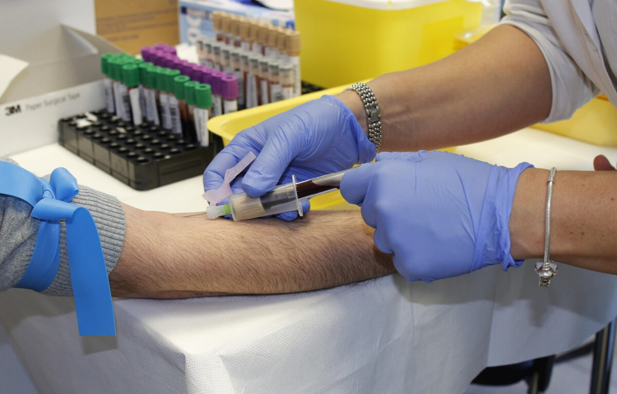 Cât câștigă o asistentă medicală în 2026. Diferențe mari între stat și privat