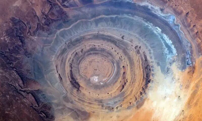 Ochiul Saharei, văzut din spațiu. Structura Richat, formațiunea circulară uriașă care a alimentat teorii despre orașe pierdute