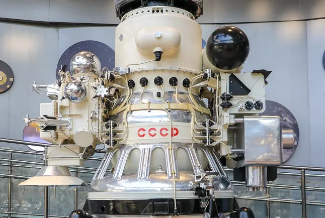 Replică: sonda Luna 9