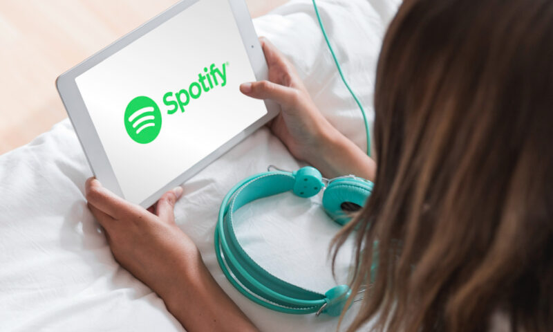 Spotify introduce butonul care îi poartă pe utilizatori în lumea cărților tipărite. Cum le vor putea cumpăra