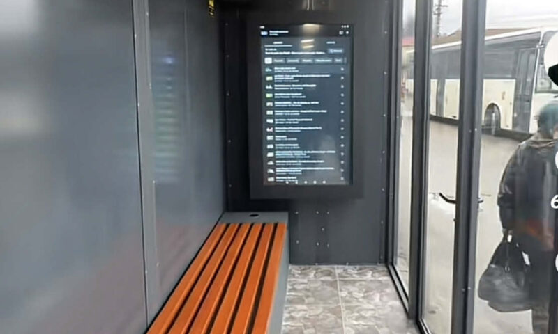 Exclusiv. Cea mai modernă stație de autobuz din țară, inaugurată într-o comună din Moldova. Are încălzire în pardoseală, bănci inteligente și Google TV