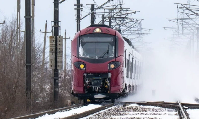 Traficul feroviar, paralizat din cauza unei șine rupte în apropiere de Brașov. Călătorii, blocați în tren