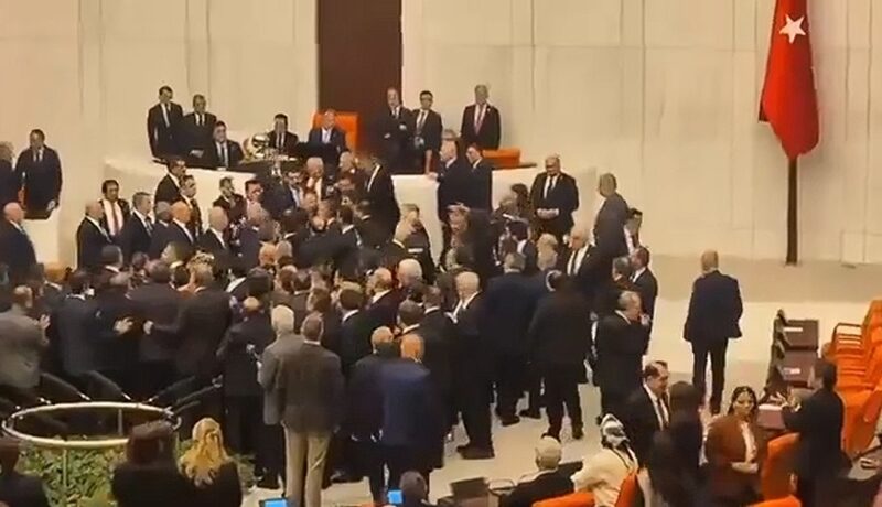 Bătaie în Parlamentul Turciei după numirea noului ministru al Justiției. Nominalizarea lui Akin Gurlek provoacă tensiuni politice