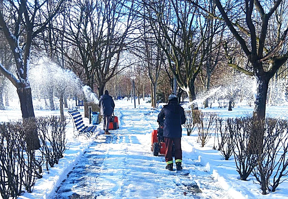 Aleile parcurilor din Sectorul 4, curățate de gheață și de zăpadă pentru a evita pericolul de accidentări