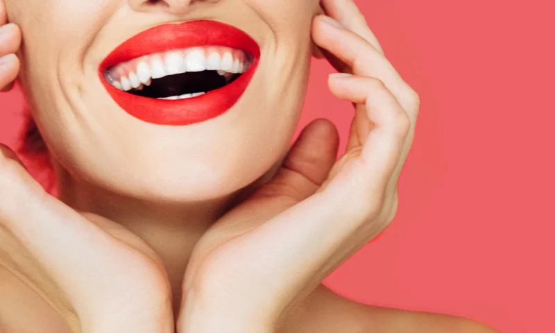 Exclusiv. De ce ȋmbătrânim mai repede fără să ne dăm seama. Cum se schimbă fizionomia feței după ce pierdem un dinte