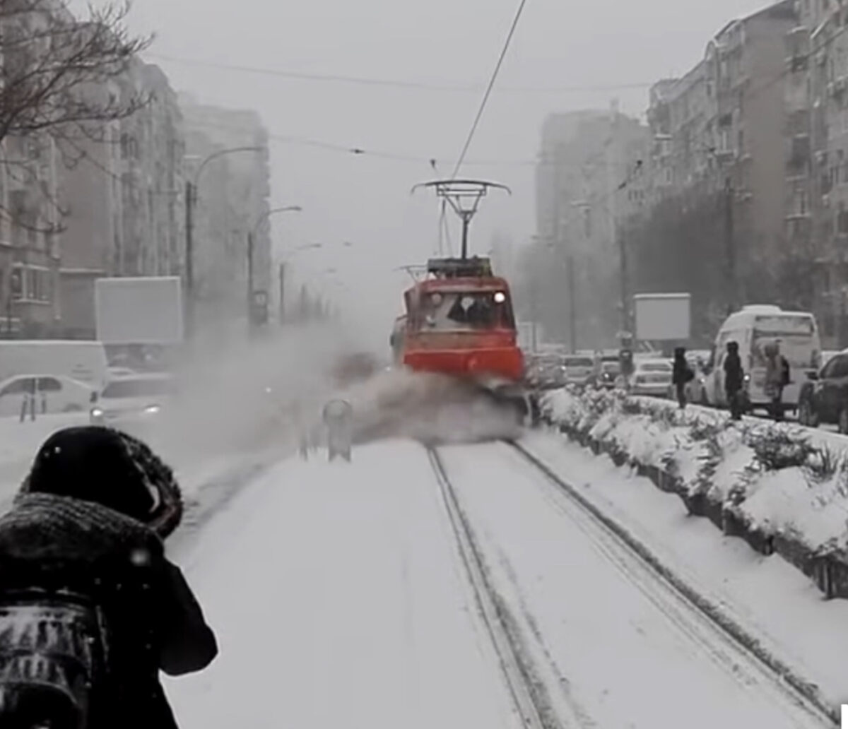 Circulația tramvaielor din București, afectată de condițiile meteo. Mai multe linii de transport, blocate