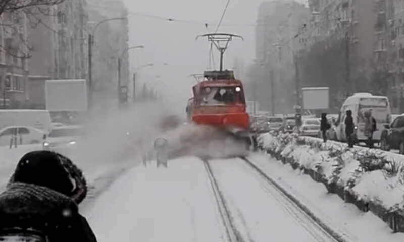 Tramvaiele 41 și 25, blocate de ninsoare în București. STB a introdus autobuze navetă