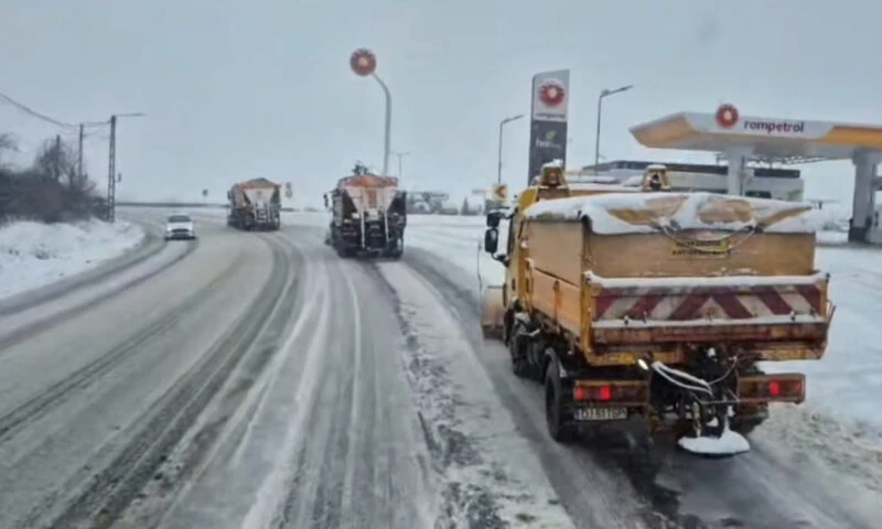 Se circulă în condiții de iarnă pe drumurile din România. Șoferii,  sfătuiți să circule cu prudență