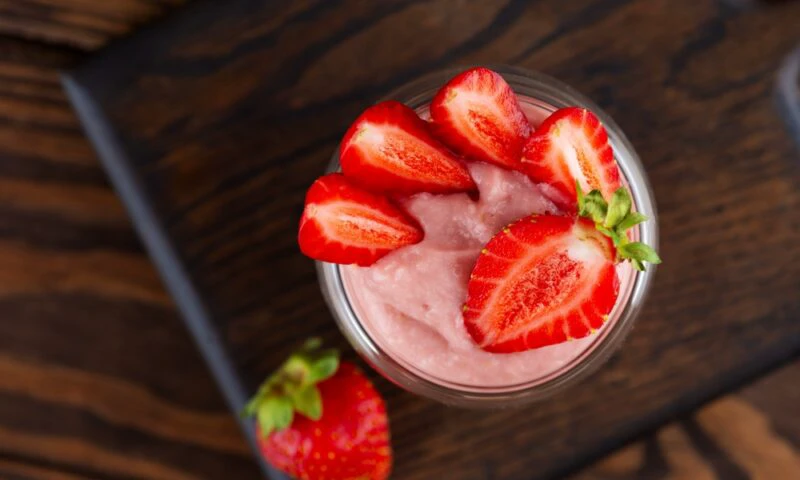 Rețetă de sezon din Bucovina: căpșuni proaspete cu smântână și mămăliguță