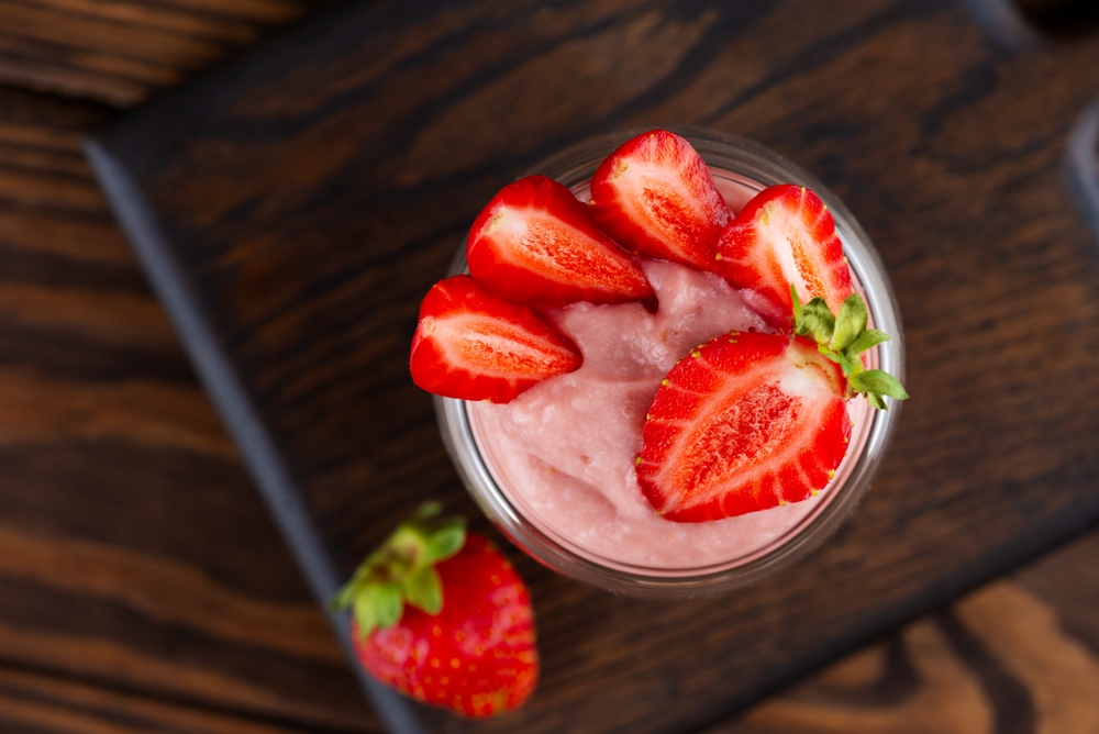 Rețetă de sezon din Bucovina: căpșuni proaspete cu smântână și mămăliguță