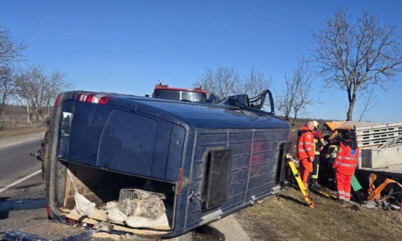 Grav accident la Strășeni. Două persoane și-au pierdut viața, alți doi tineri internați la spital
