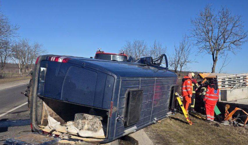Grav accident la Strășeni. Două persoane și-au pierdut viața, alți doi tineri internați la spital