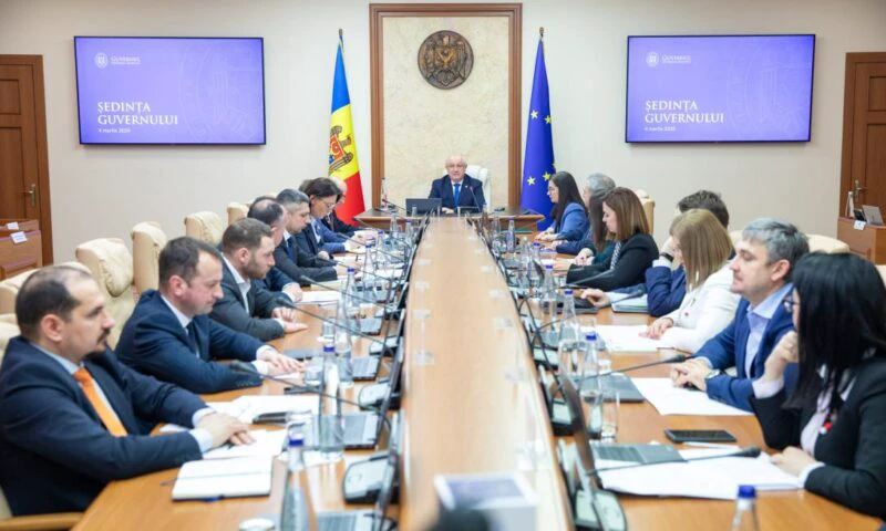 Planuri de economii în Republica Moldova. Instituțiile publice, obligate să reducă achizițiile și flota auto