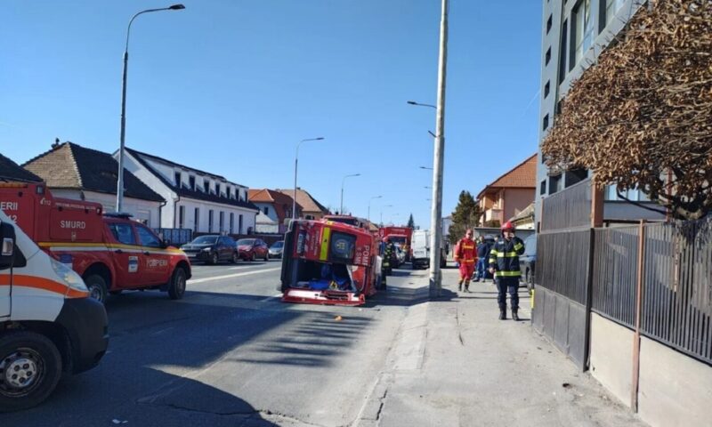 Ambulanță, răsturnată după un accident rutier în Sibiu. Planul Roșu de Intervenție, activat