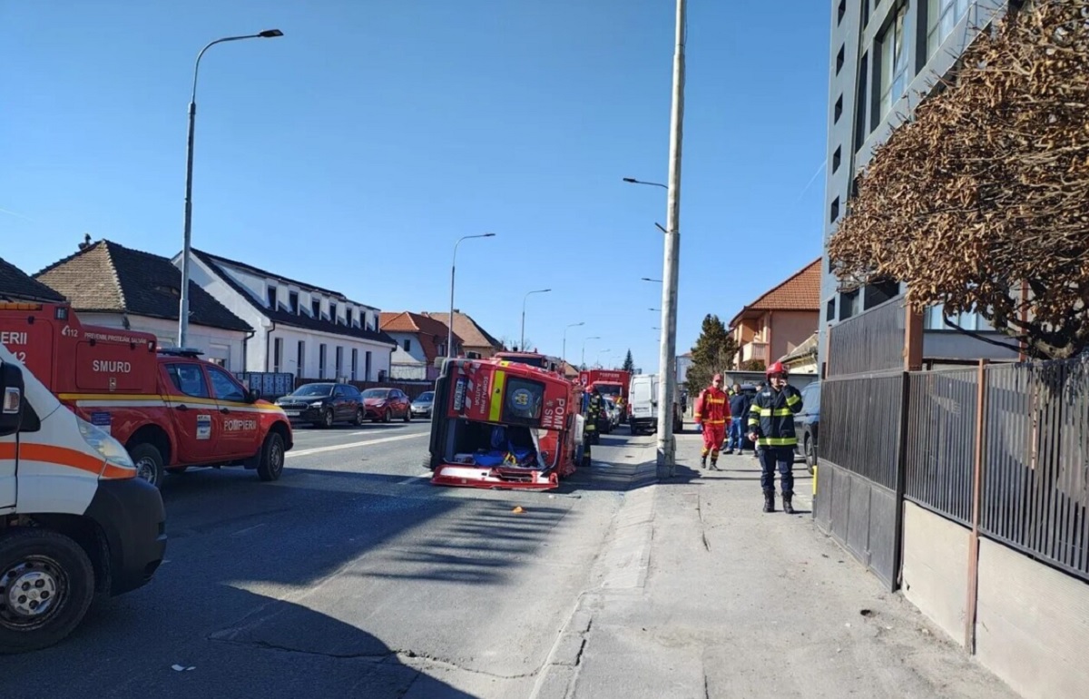 Ambulanță, răsturnată după un accident rutier în Sibiu. Planul Roșu de Intervenție, activat