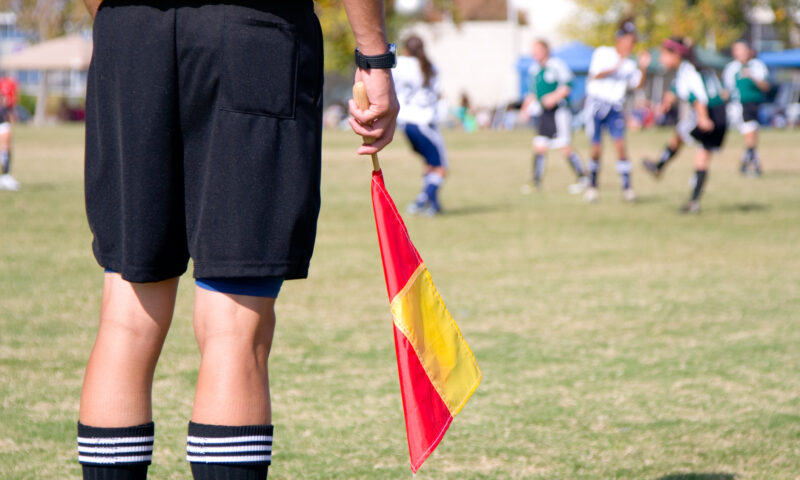 O arbitră de 17 ani a fost bătută pe teren în timpul unui meci din Italia