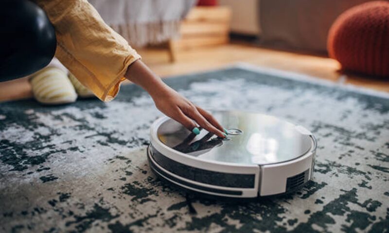 Pericolul ascuns din casa ta: aspiratoarele „inteligente”, smart TV-urile sau difuzoarele, poartă deschisă pentru hackeri