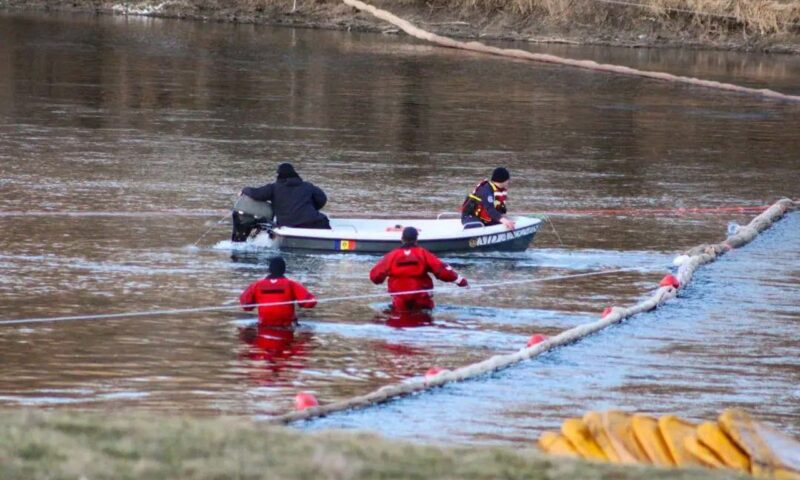 Alertă de mediu în 12 raioane și trei municipii, inclusiv Chișinău. Poluarea cu produse petroliere din Nistru pune autoritățile în gardă