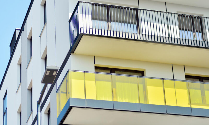 Ce cheltuieli apar când îți transformi balconul în spațiu închis și izolat