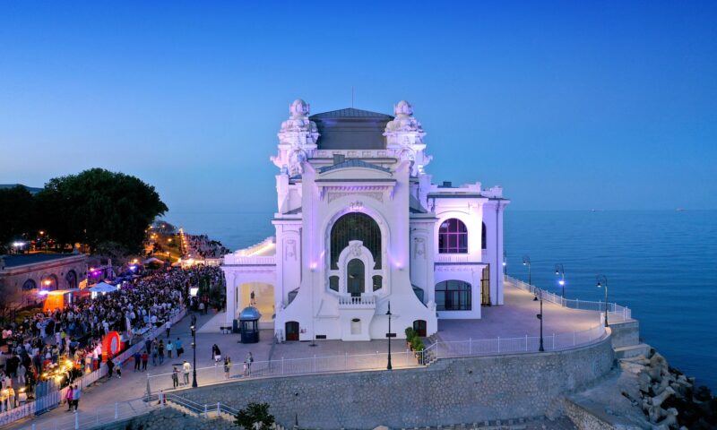 Expoziție unică la Cazinoul din Constanța. „EA: Regina și Marea”, despre legătura suveranei cu litoralul