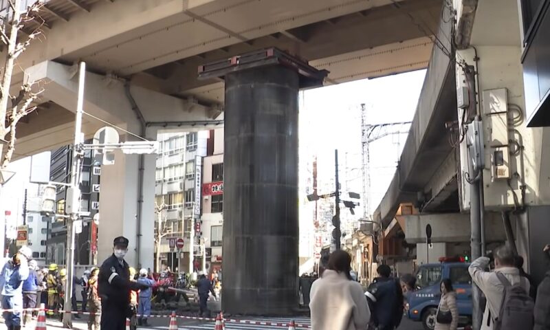 Autoritățile japoneze au deschis o anchetă după ce un cilindru înalt cât un bloc cu patru etaje a ieșit din pământ 