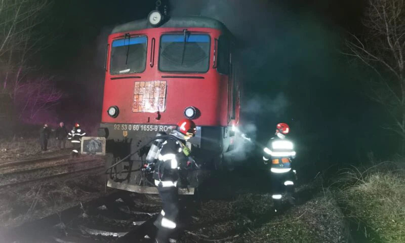 O locomotivă a luat foc în Oradea. Incendiul, provocat de o defecțiune electrică