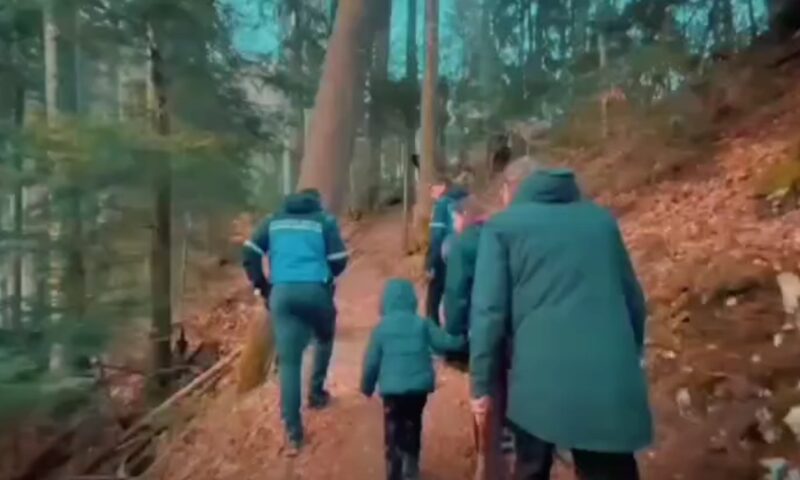 Turiști străini, escortați de jandarmii montani după ce au întâlnit o ursoaică la Sinaia