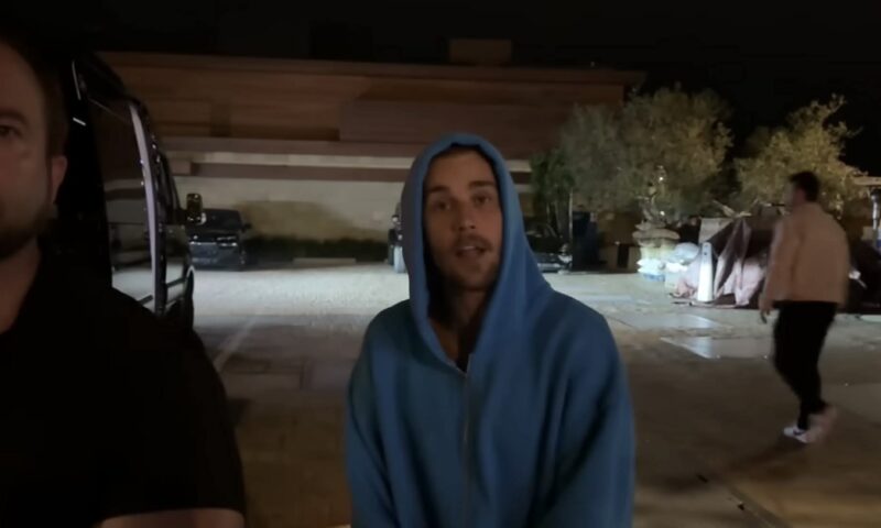 Justin Bieber, un nou scandal cu paparazzi. A aruncat cu sticla în ei