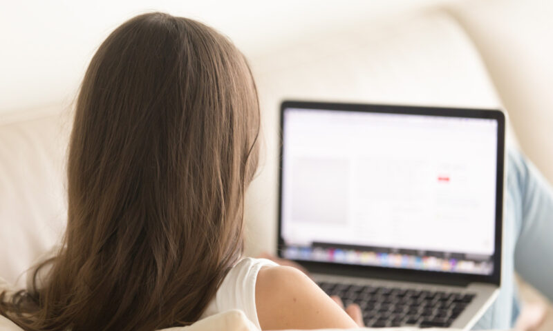 Rețelele de escrocherii recrutează „modele AI” prin canale Telegram. Cum funcționează, mai exact, înșelătoriile