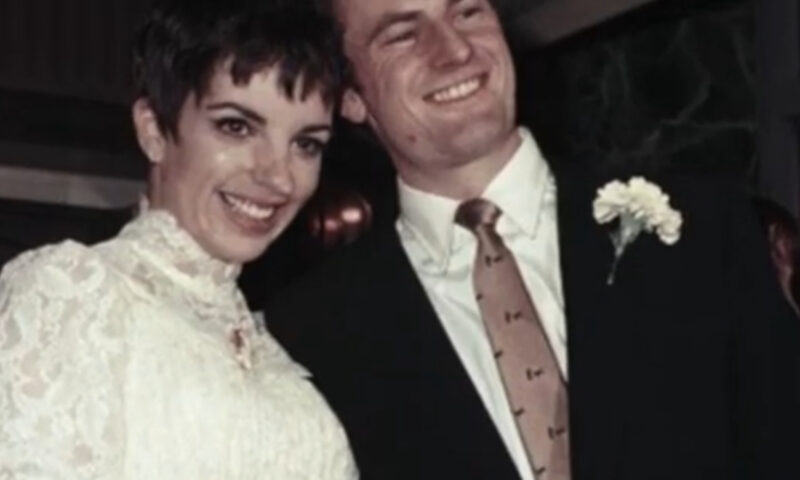 Liza Minnelli vorbește deschis despre momentul în care și-a găsit soțul în pat cu un bărbat