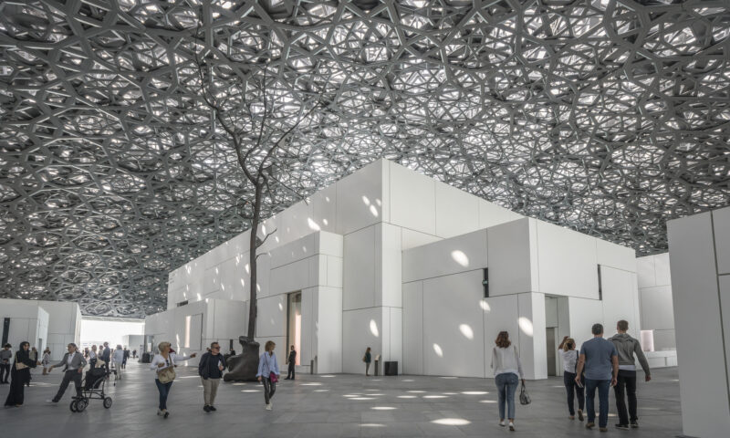 Conflictul din Orientul Mijlociu aduce în prim-plan securitatea colecțiilor Louvre expuse în Abu Dhabi