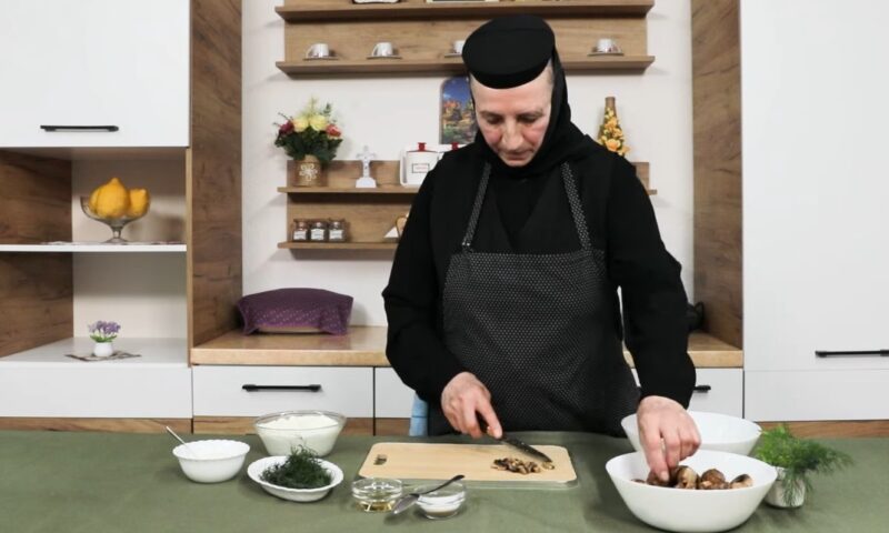 Salata de ciuperci cu maioneză vegetală, rețeta de post pregătită la Mănăstirea Chiroiu