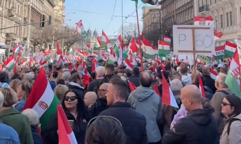 Orban și Magyar își mobilizează susținătorii înaintea alegerilor. Două marșuri au loc în paralel pe străzile din Budapesta