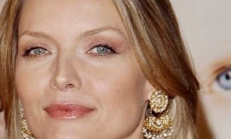 Michelle Pfeiffer, ținută elegantă la Săptămâna Modei de la Paris
