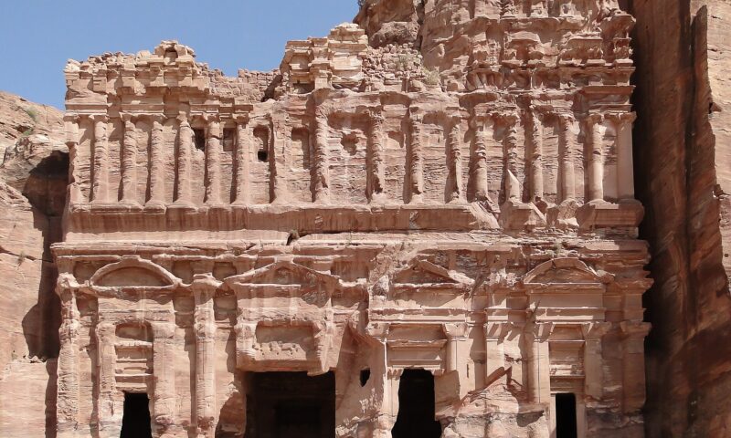 Petra, situl antic sculptat în stâncă. Locul, vizitat constant de turiști