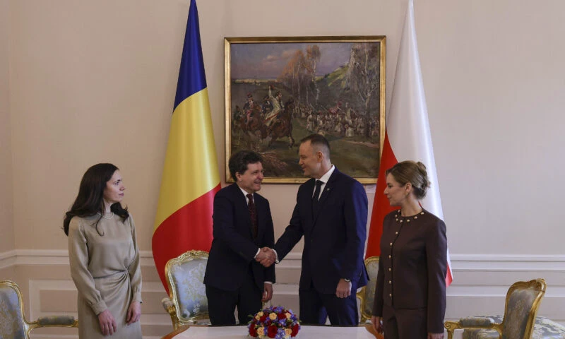 Nicușor Dan, schimb de cadouri cu președintele Poloniei. Ce a primit liderul român de la Karol Nawrocki 