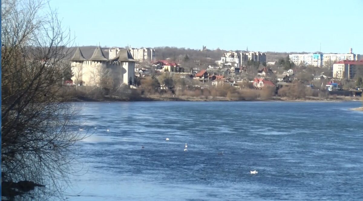 Pericol pe Nistru: poluare cu produse petroliere din Ucraina ajunge în Republica Moldova. Premierul cere sistarea consumului de apă în nordul țării