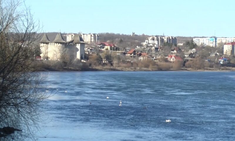 Pericol pe Nistru: poluare cu produse petroliere din Ucraina ajunge în Republica Moldova. Premierul cere sistarea consumului de apă în nordul țării