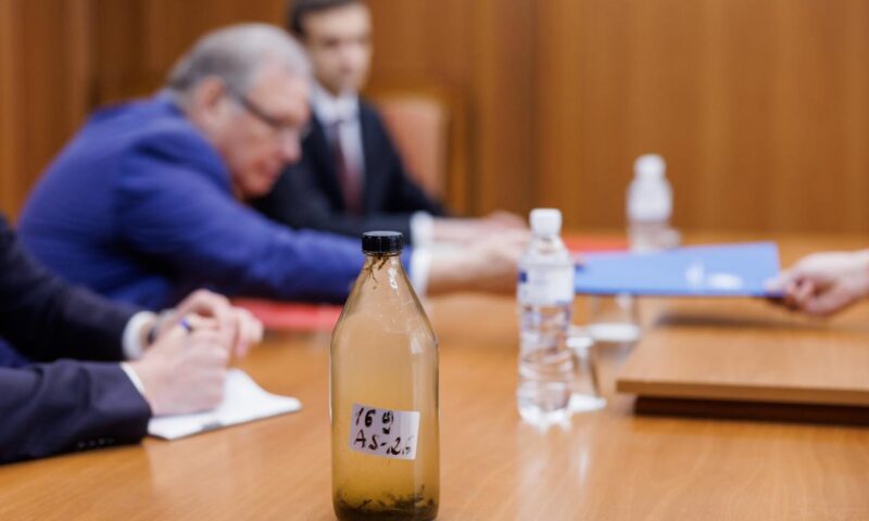 Ambasadorul agreat Oleg Ozerov, întâmpinat cu apă poluată din Nistru la MAE. Republica Moldova condamnă atacul Rusiei